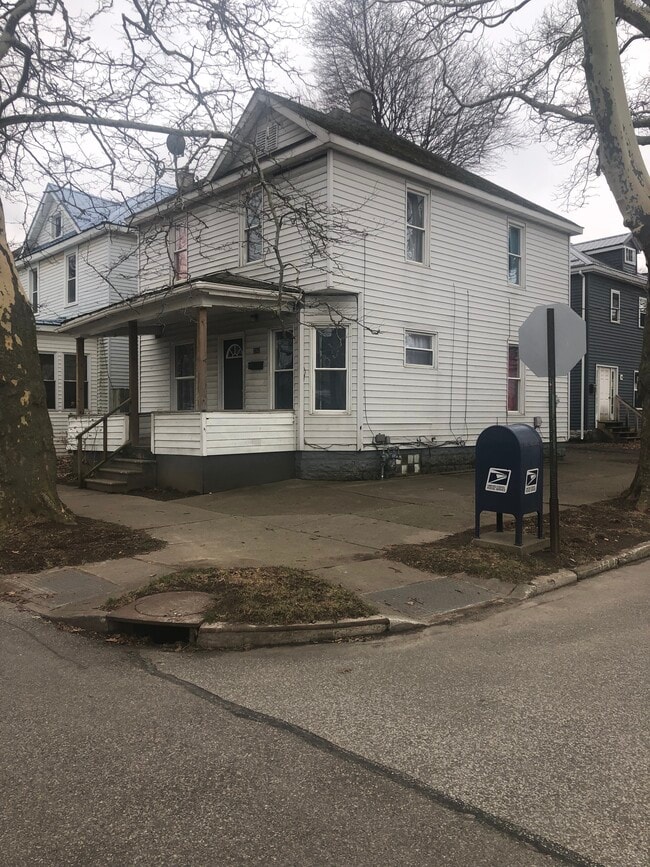 2202 Raspberry St in Erie, PA - Building Photo - Building Photo