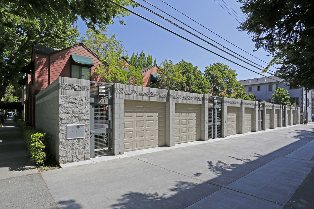 1401-1415 Carriage Path Way in Sacramento, CA - Foto de edificio