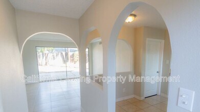 20865 Burbank Blvd in Los Angeles, CA - Building Photo - Building Photo