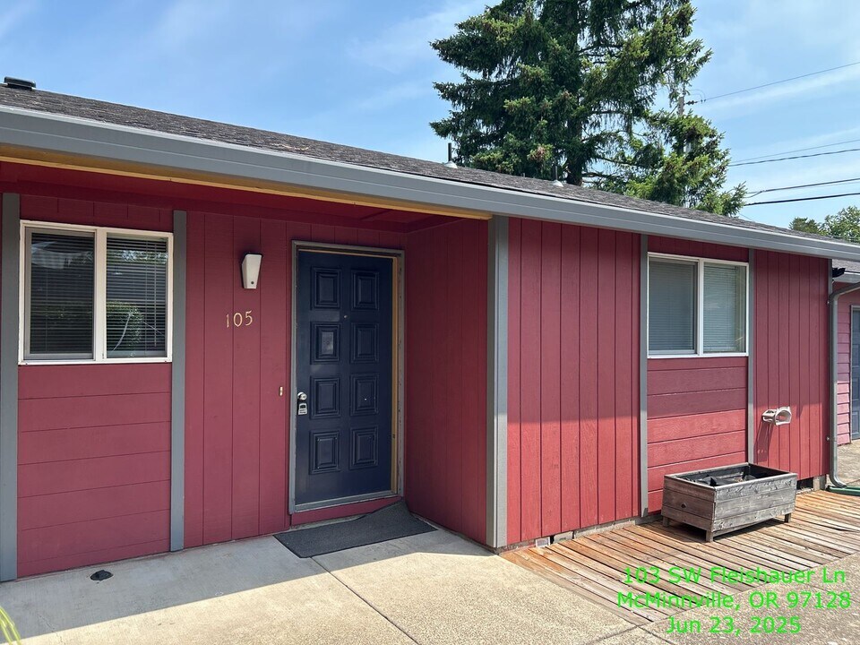 103-105 SW Fleishauer Ln in McMinnville, OR - Building Photo