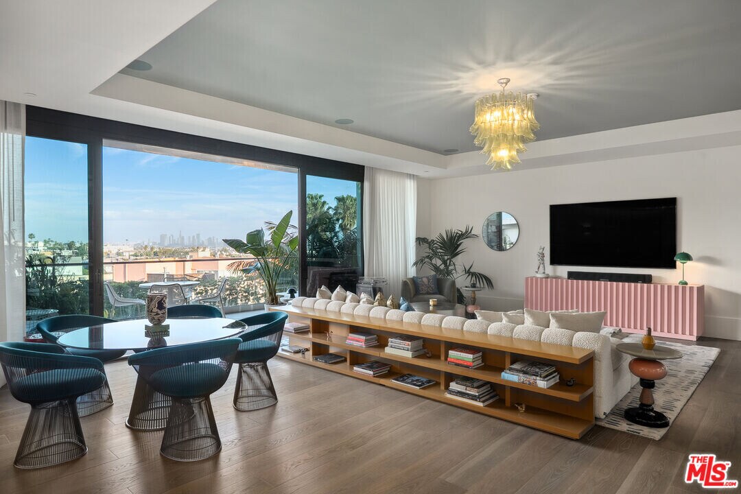 8420 W Sunset Blvd in West Hollywood, CA - Building Photo