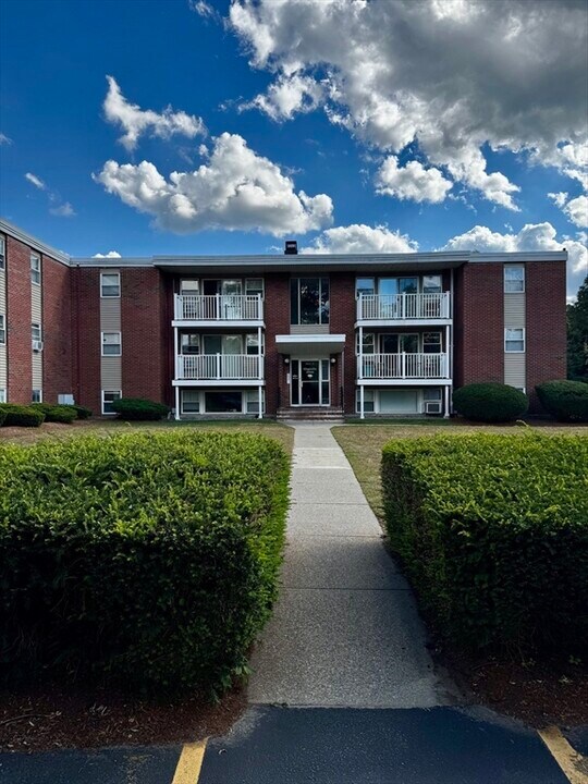 30 Worthen St in Chelmsford, MA - Building Photo