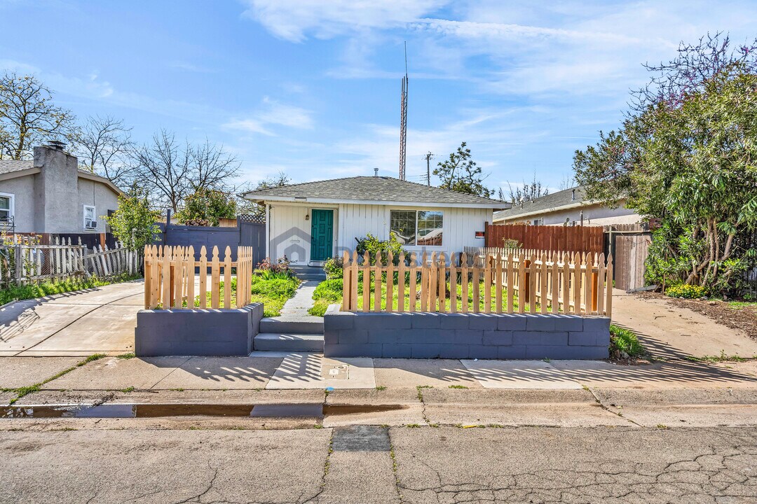 2389 Empress St in Sacramento, CA - Building Photo