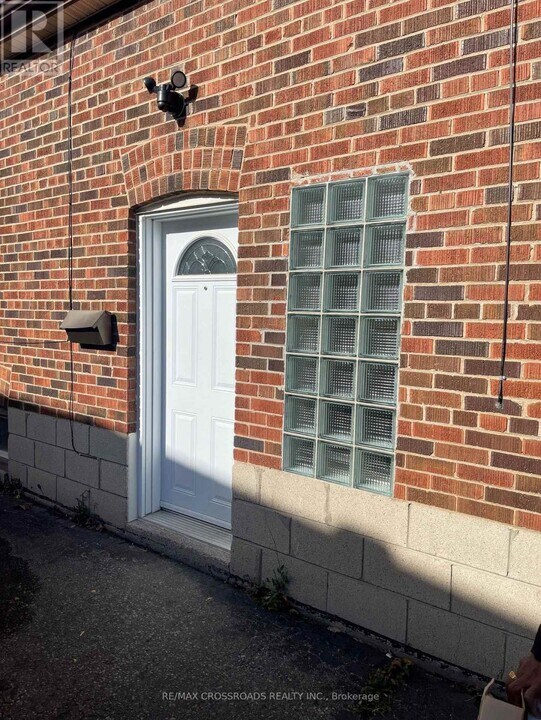 56 Harris Park Dr in Toronto, ON - Building Photo