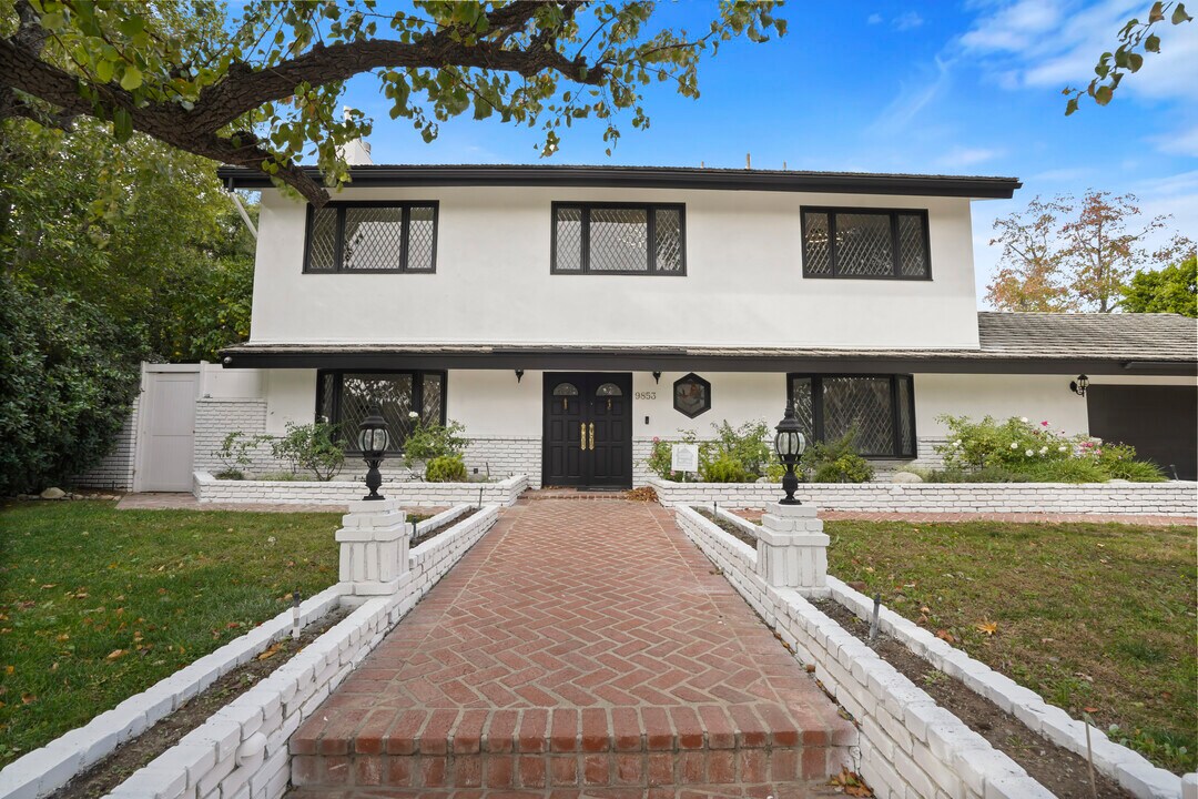 9853 Wish Ave in Northridge, CA - Foto de edificio