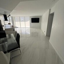 19355 Turnberry Way in Miami, FL - Building Photo - Building Photo