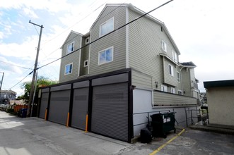 Eastbay Apartments in Seattle, WA - Foto de edificio - Building Photo