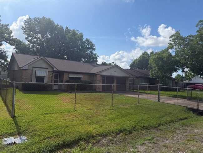 property at 501 E Oak St