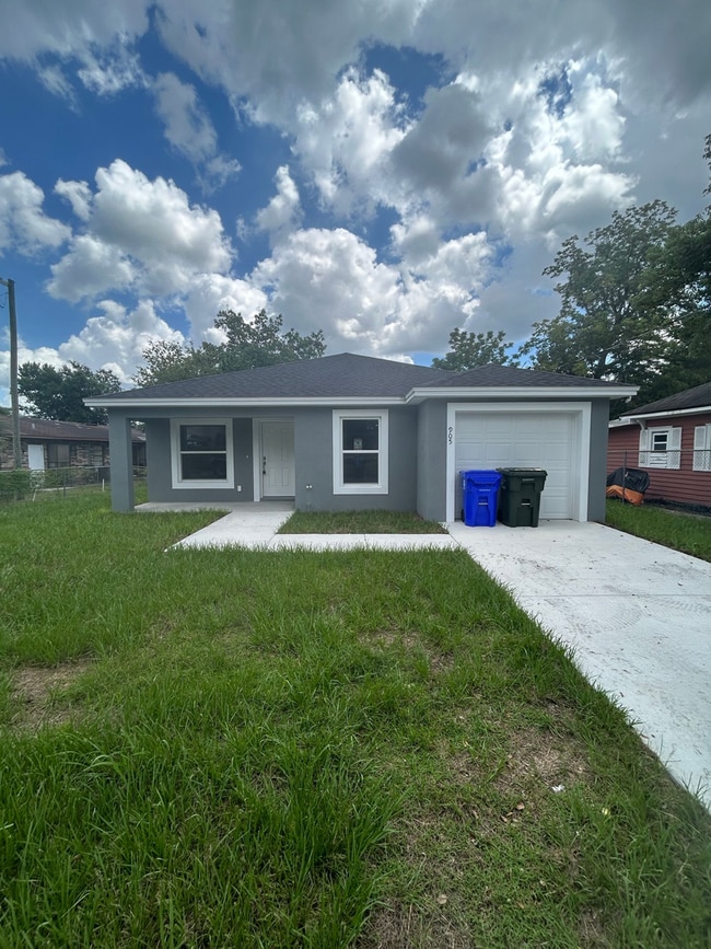 property at 905 N Iowa Ave