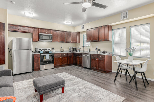 Claremont Apartments in Oklahoma City, OK - Building Photo - Interior Photo