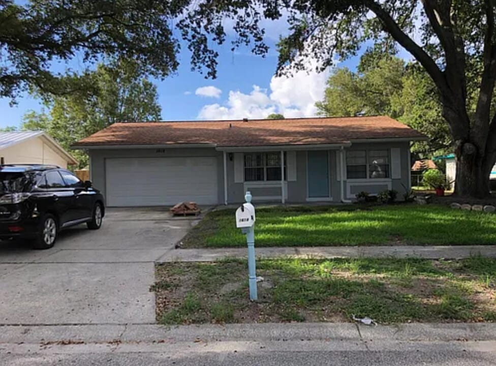 1618 Amberglen Dr in Dunedin, FL - Building Photo