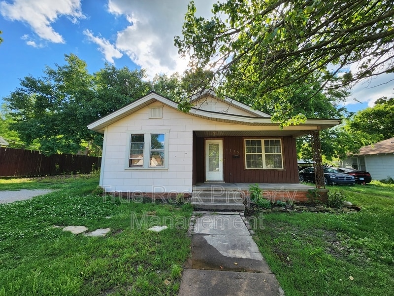 1225 S Stockton Ave in Ada, OK - Building Photo