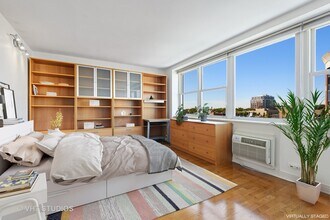 2300 N Commonwealth Ave in Chicago, IL - Foto de edificio - Building Photo