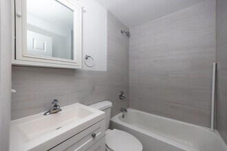 656 W Grace St, Unit 2 in Chicago, IL - Foto de edificio - Building Photo