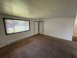 3875 Court St NE in Salem, OR - Foto de edificio - Building Photo