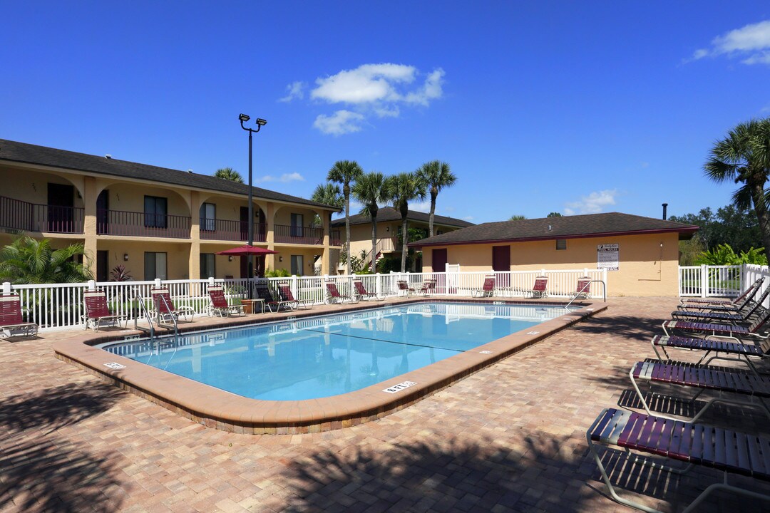 Sandy Lane in Largo, FL - Building Photo