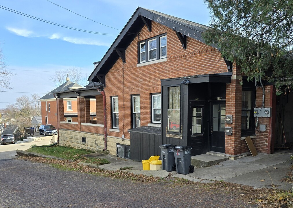 555 Alpine St-Unit -557 in Dubuque, IA - Building Photo