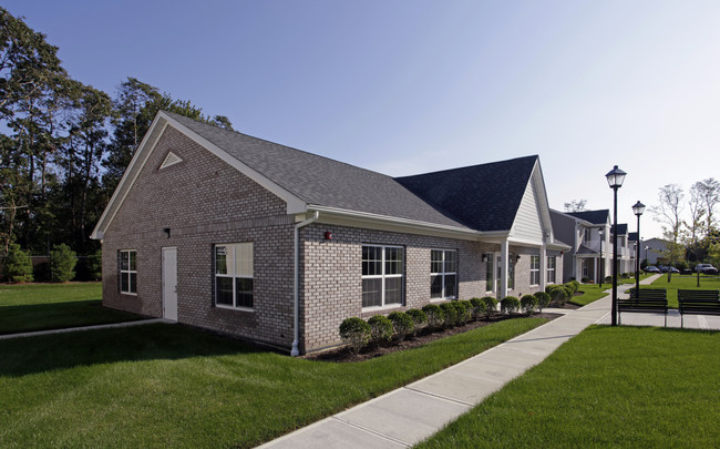 Fairfield Maples at North Lindenhurst in Copiague, NY - Building Photo - Building Photo