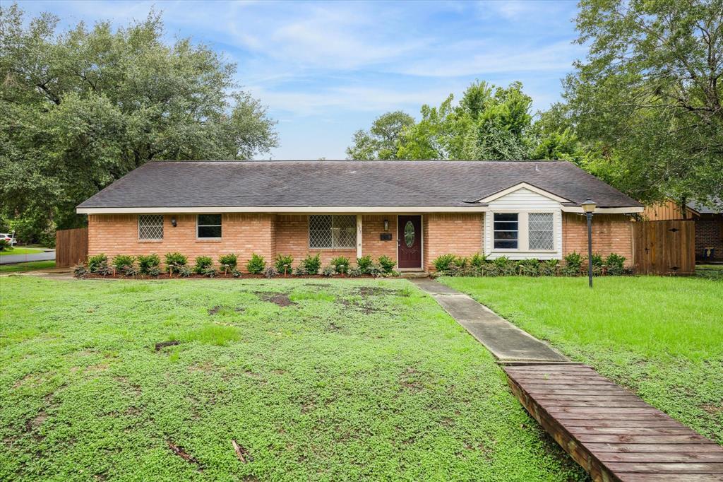 1627 Crestdale Dr in Houston, TX - Building Photo