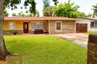 1558 NE 30th St in Pompano Beach, FL - Building Photo