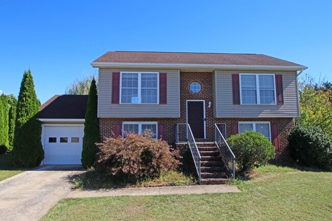1340 Stonechris Dr in Harrisonburg, VA - Building Photo - Building Photo