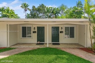 11013 SW 79th Ave in Pinecrest, FL - Foto de edificio - Building Photo