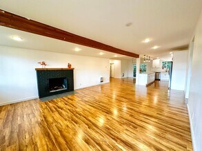9003 Carkeek Dr S in Seattle, WA - Building Photo - Building Photo