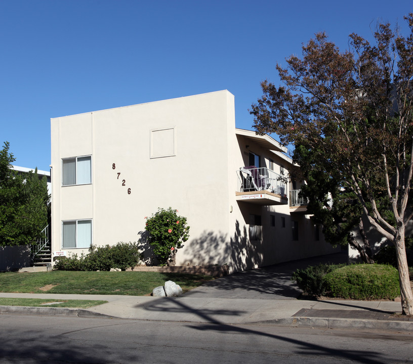 8726 Owensmouth Ave in Canoga Park, CA - Building Photo