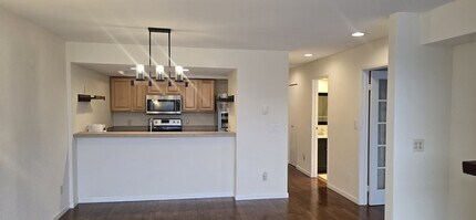 7 Lake Bellevue Dr in Bellevue, WA - Building Photo - Building Photo