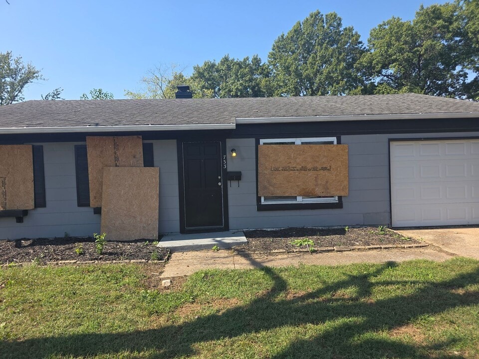 733 St Norbert Dr in Sauget, IL - Building Photo