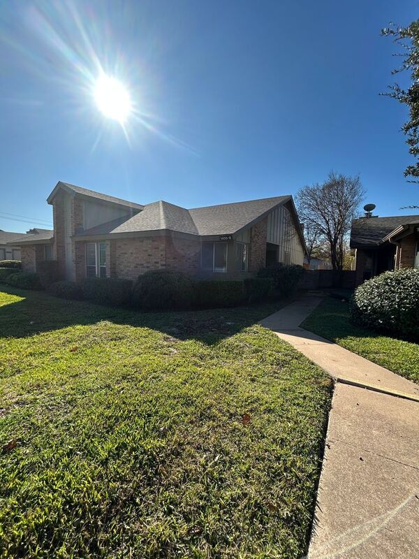 property at 1405 W Braker Ln