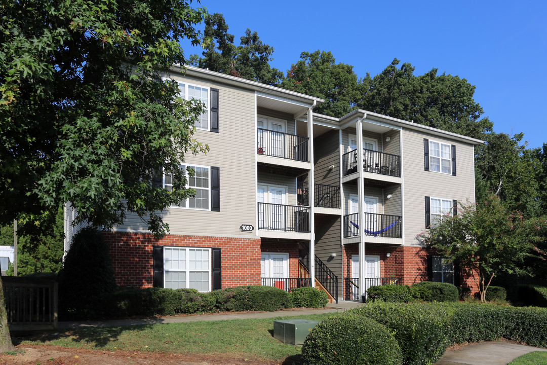 Campus Crossing on Lindell Student Apartments in Greensboro, NC - Building Photo