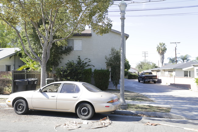 121 S Walnut St in Anaheim, CA - Building Photo - Building Photo