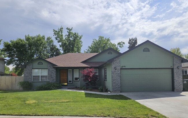 property at 991 W Pennwood St