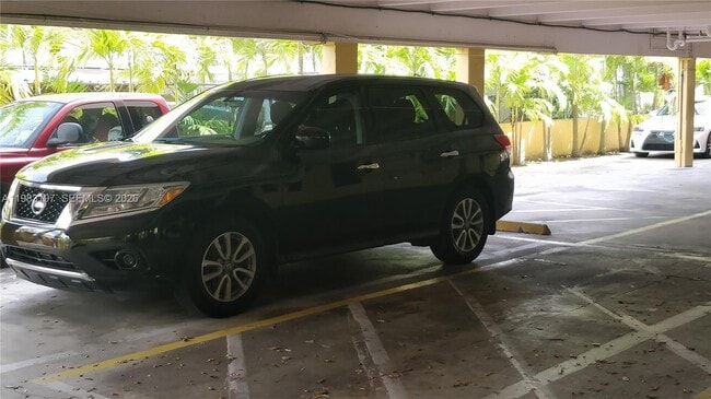 1975 NE 135th St in North Miami, FL - Foto de edificio - Building Photo