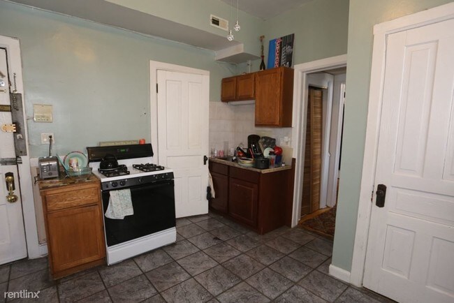 2057 W Roscoe St-Unit -Unit TW*O in Chicago, IL - Building Photo - Building Photo