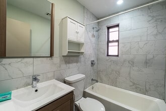 3279 33rd St, Unit 2B in Astoria, NY - Foto de edificio - Building Photo