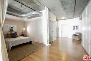 645 W 9th St in Los Angeles, CA - Building Photo