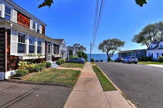 7 Roberts St in West Haven, CT - Building Photo - Building Photo