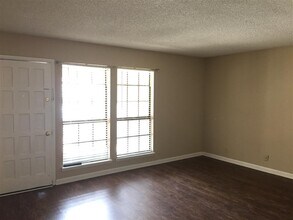 210 Hickory Hill Ct in Nashville, TN - Foto de edificio - Building Photo