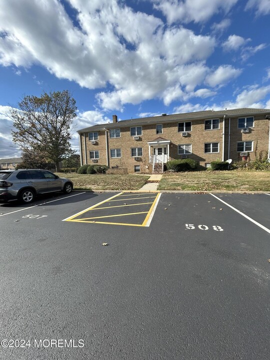 44 Manchester Ct in Freehold, NJ - Foto de edificio