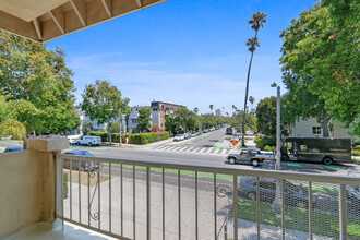 529 Montana Ave - 5 blocks to the beach in Santa Monica, CA - Building Photo - Building Photo