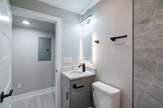2213 N Waterloo St in Philadelphia, PA - Building Photo - Building Photo
