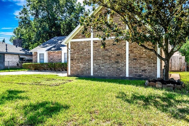 6911 Pine Vista Ln in Houston, TX - Building Photo - Building Photo