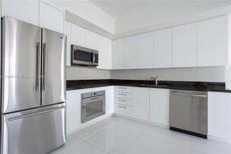 92 SW 3rd St, Unit 3875 in Miami, FL - Foto de edificio - Building Photo