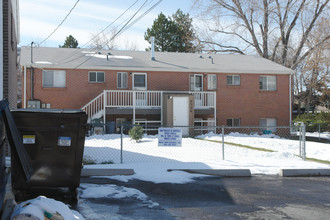 2366 S Linden Ct in Denver, CO - Foto de edificio - Building Photo