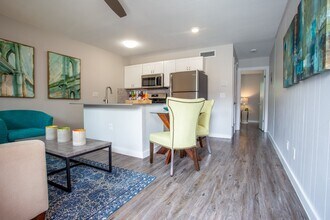 XSunset Palms in Austin, TX - Building Photo - Building Photo