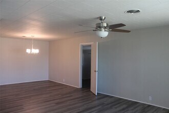 409 W Main St in Azle, TX - Foto de edificio - Building Photo