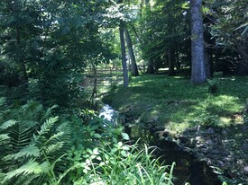 16 Crooked Mile Rd, Unit Main House in Westport, CT - Foto de edificio - Building Photo