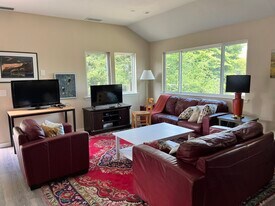 906 Mustang Ct, Unit A in Petaluma, CA - Building Photo